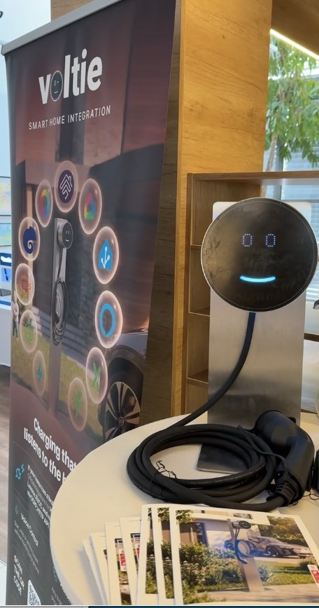 Okosotthonba integrálható elektromosautó-töltő a kiállítói térben